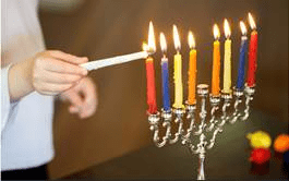 Encendiendo las velas de Jánuca